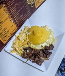 CUSCUZ COM CARNE, OVO, QUEIJO E BANANA